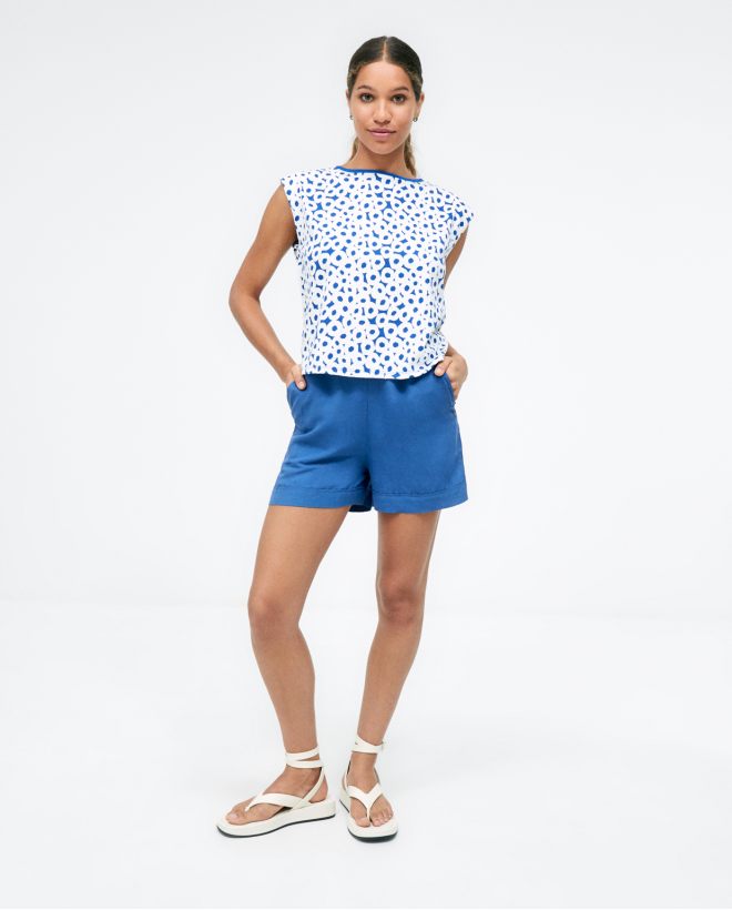 Pantaloncini con elastico sul retro. Azzurro