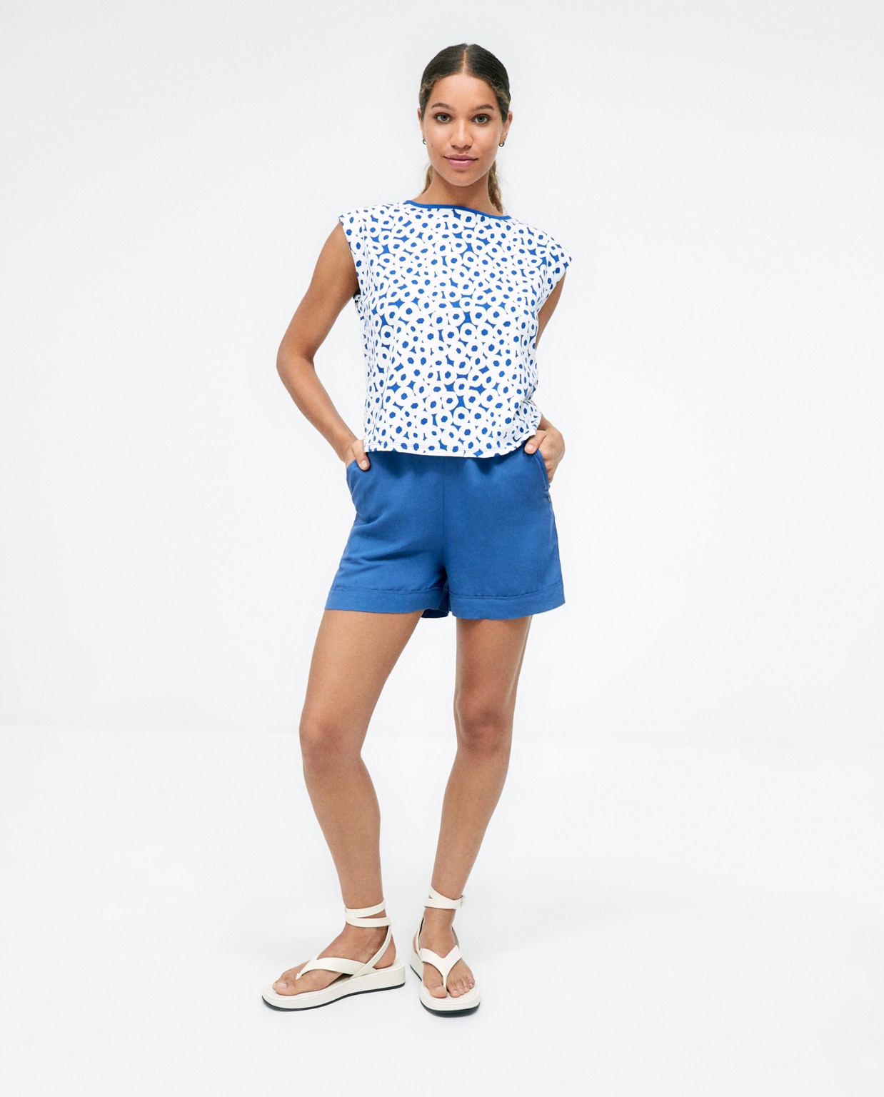 Pantaloncini con elastico sul retro. Azzurro