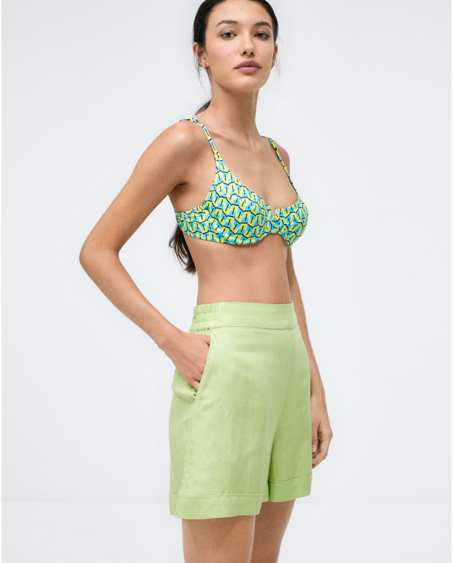 Pantaloncini con elastico sul retro. Verde acido