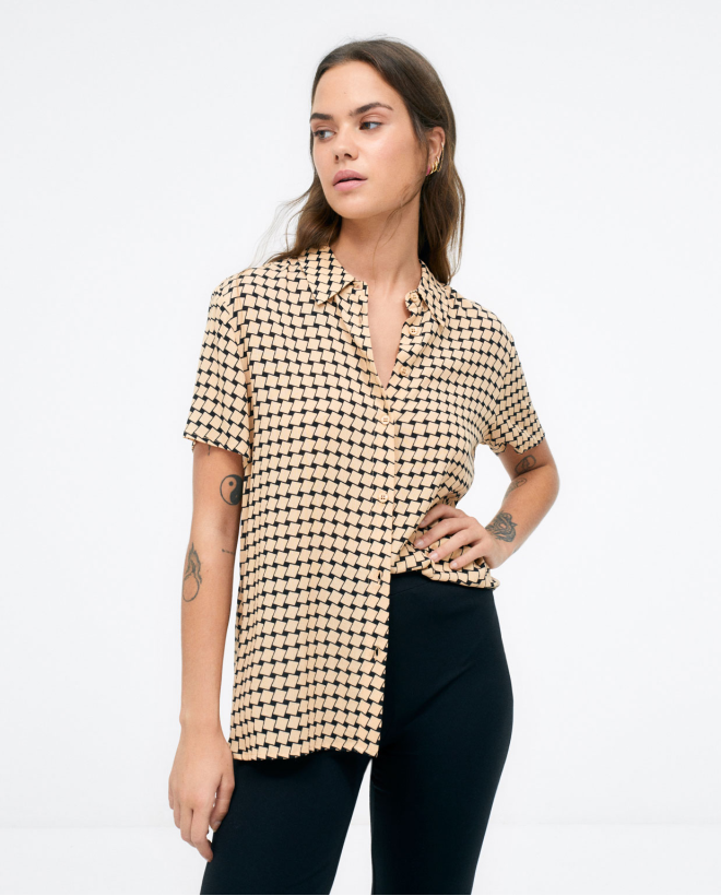 Chemise à manches courtes. Imprimé géométrique Beige
