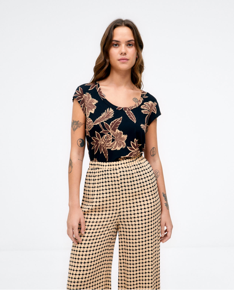 Long and wide trousers. Beige