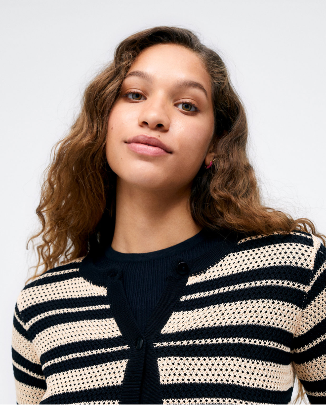 Cardigan court en tricot. Sans collier. Rayures Noir
