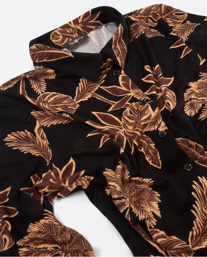 Chemise élastique à manches longues. Imprimé de fl Noir