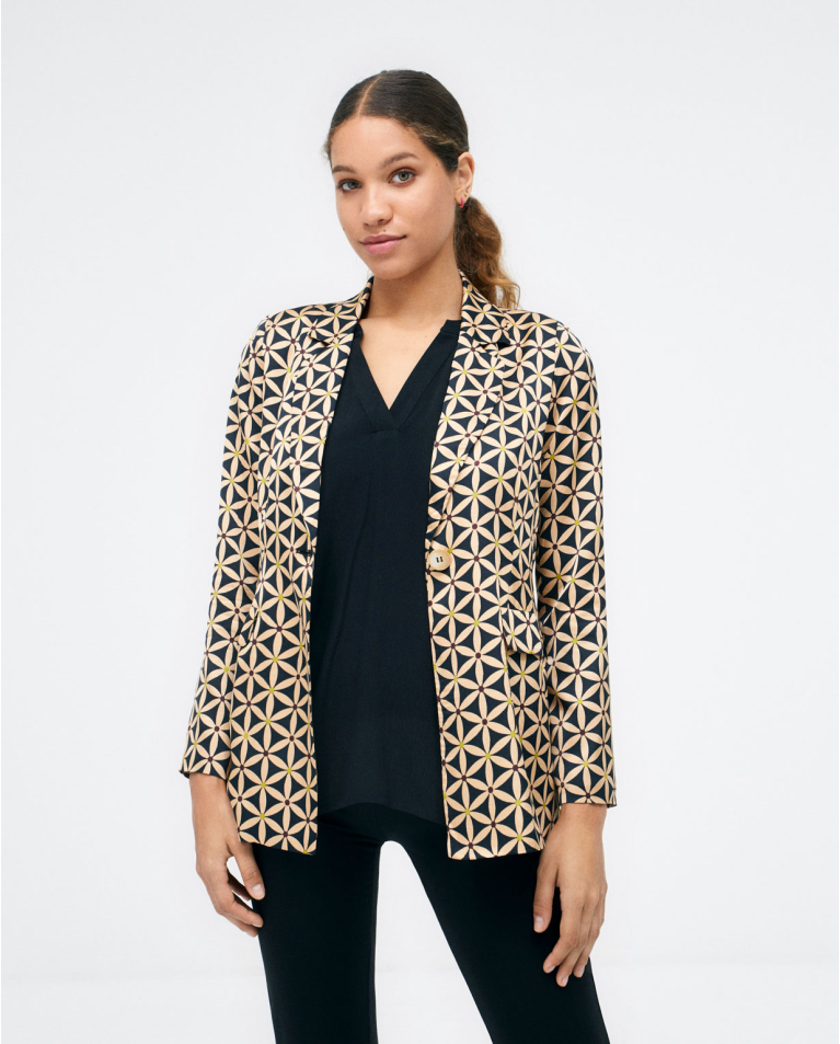 Veste avec poches à rabat et ceinture. Imprimé Noir