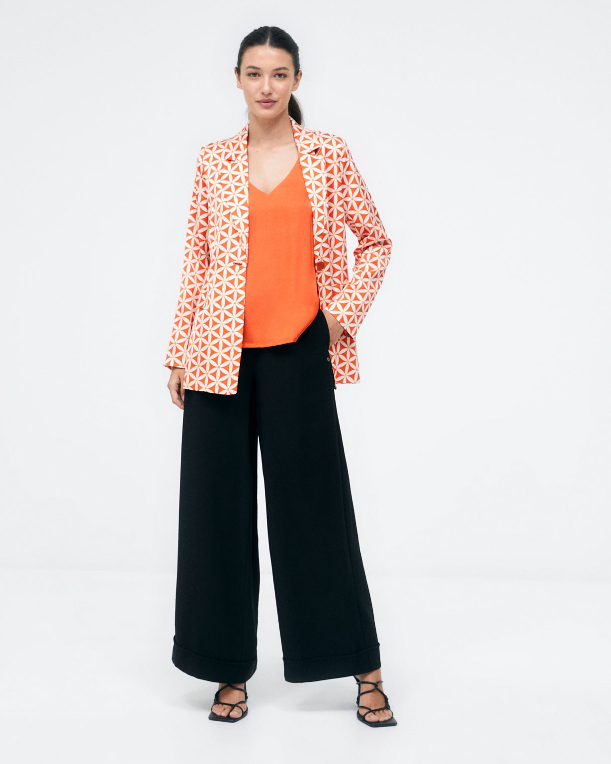 Veste avec poches à rabat et ceinture. Imprimé Orange