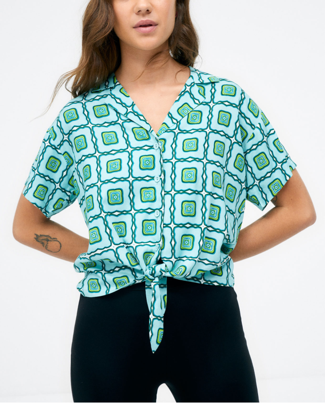 Chemise à manches courtes nouées. Imprimé Vert
