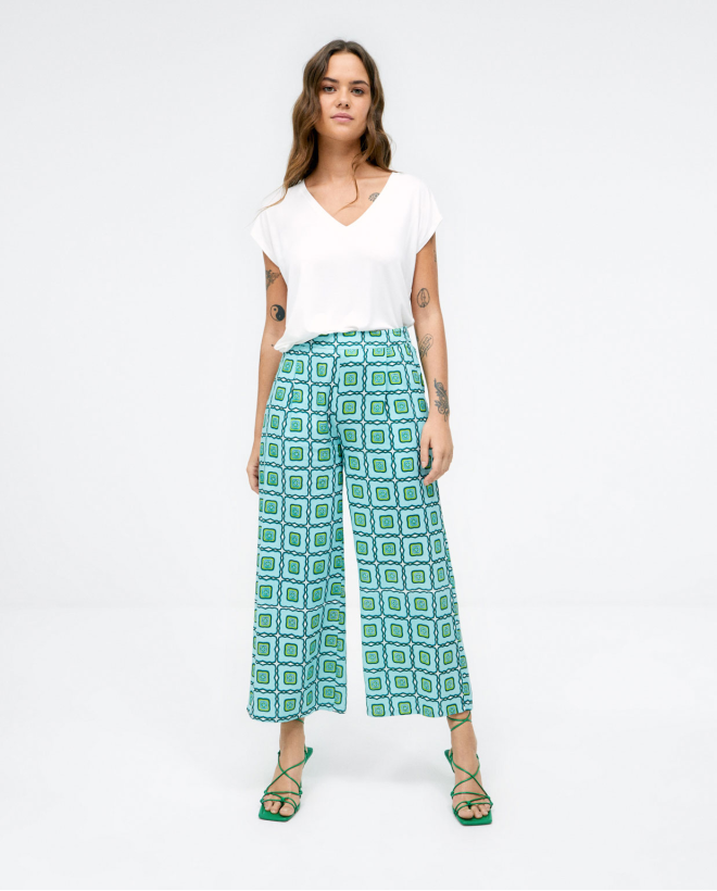 Pantaloni larghi e dritti alla caviglia. Stampa Verde