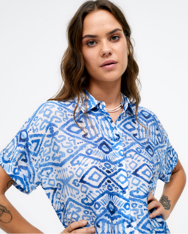 Chemise à manches courtes. Bleu