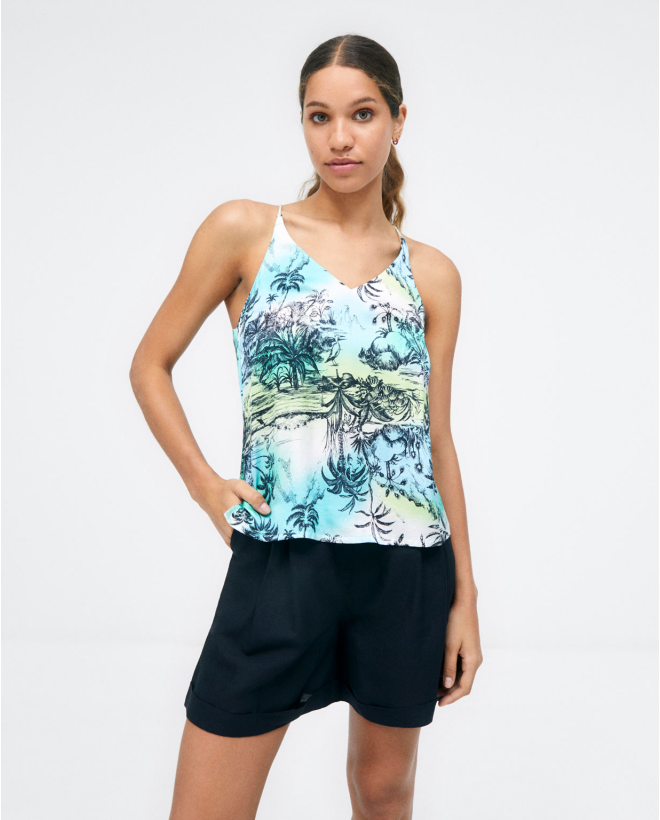 Camiseta tirantes. Cuello...