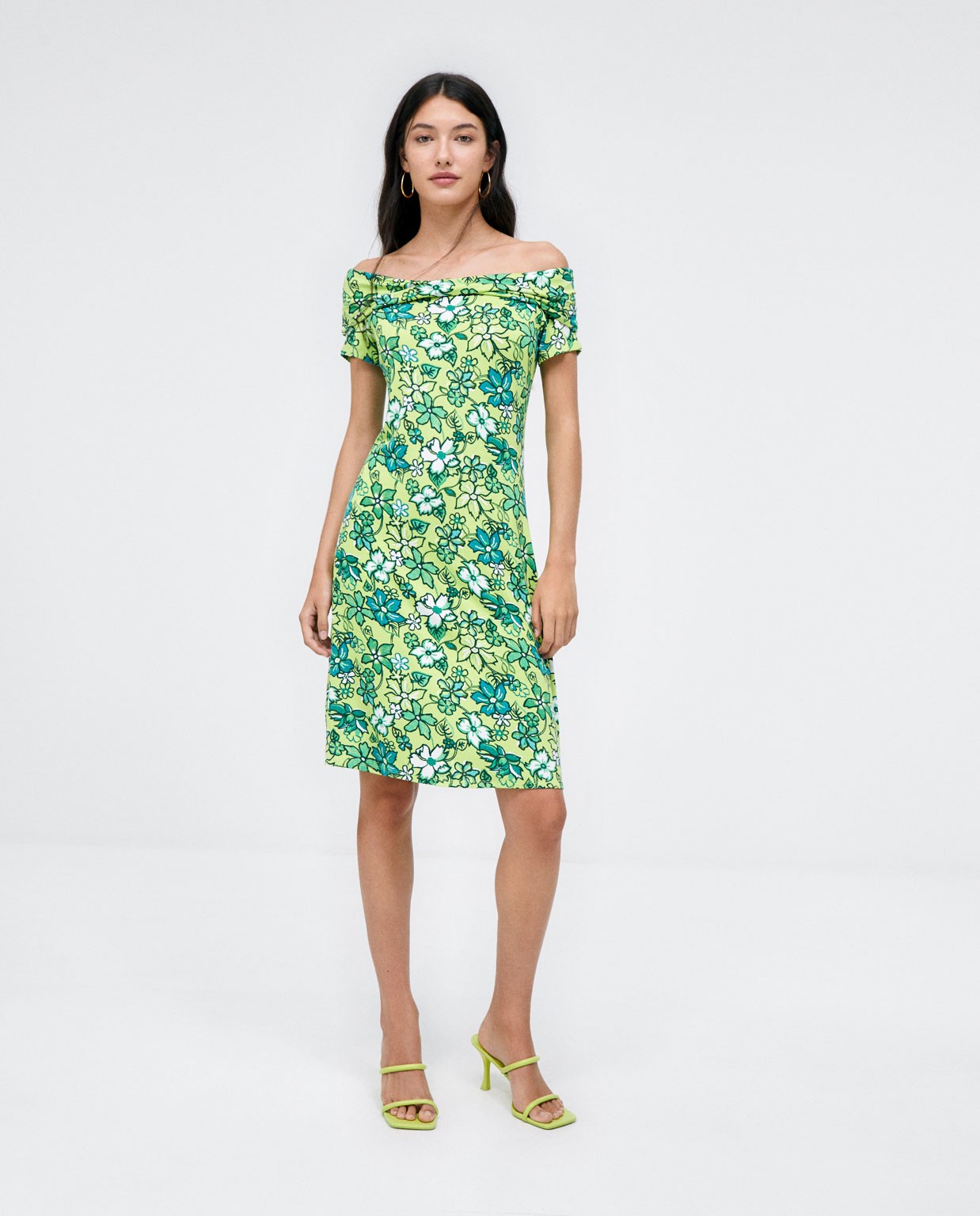 Robe courte. Bardot. Elastique. Impression e. Vert