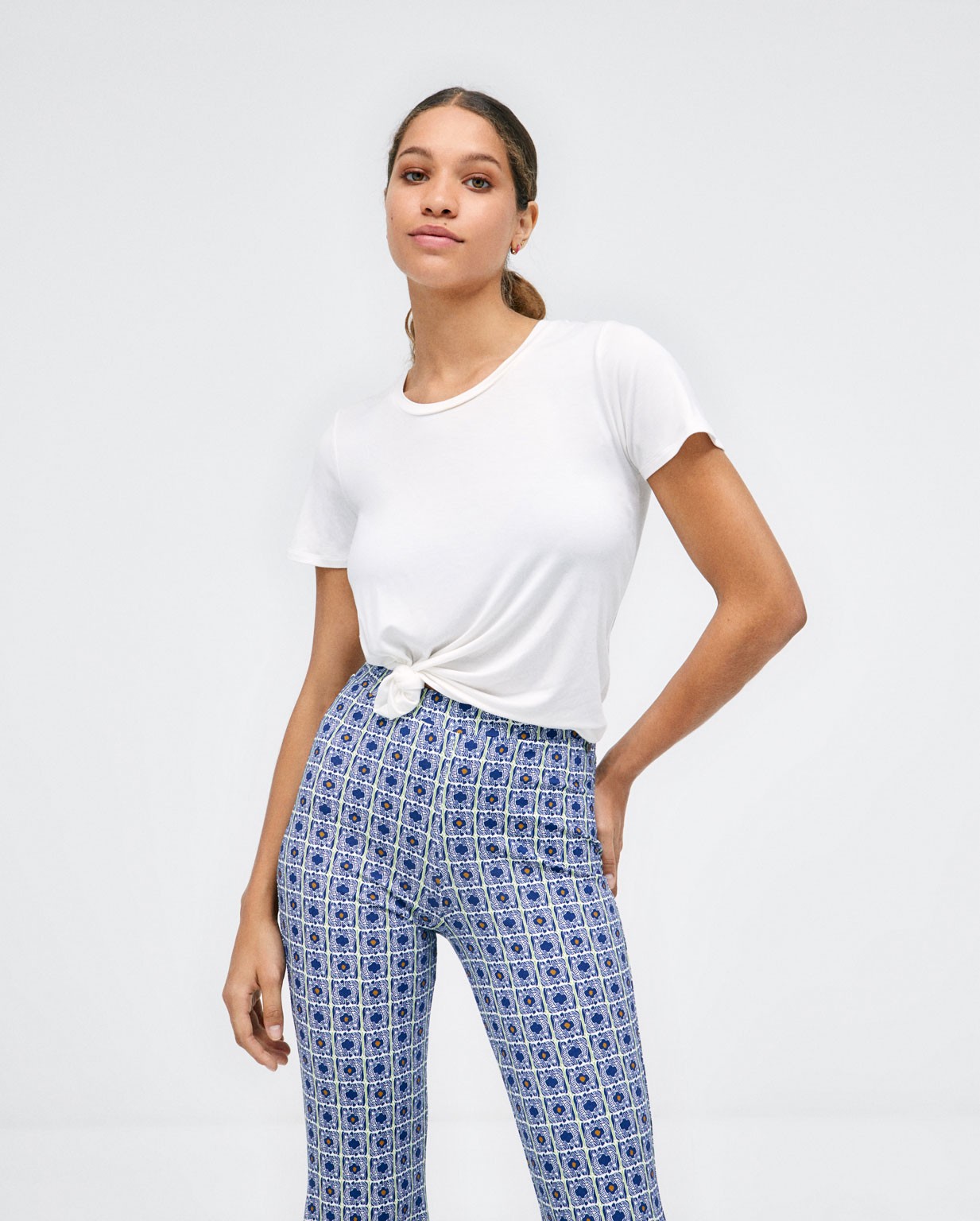 Pantaloni lunghi a campana. Elastico. Stampa Azzurro