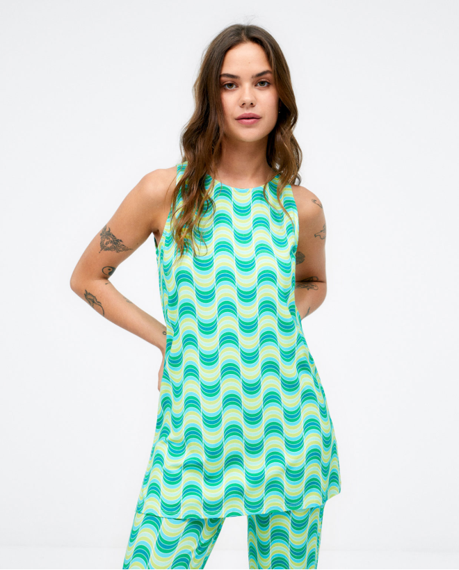 Long sleeveless T-shirt. Green