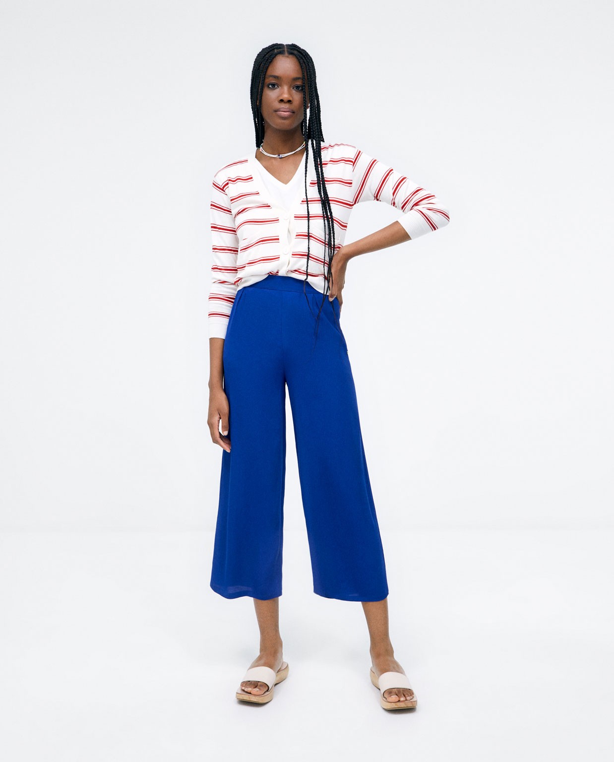 Pantaloni larghi alla caviglia. Azzurro