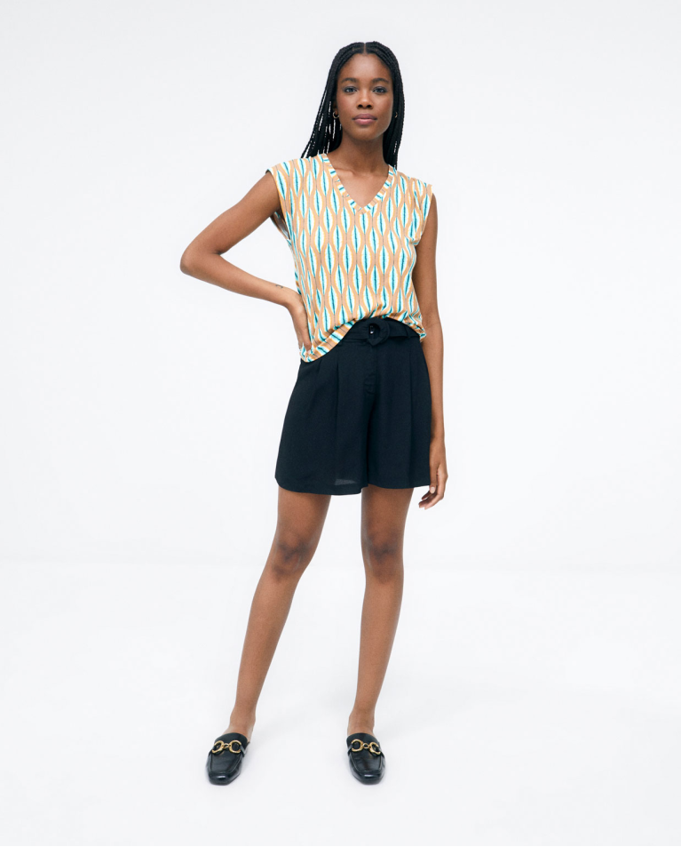 Pleated shorts with belt. Plain e Black