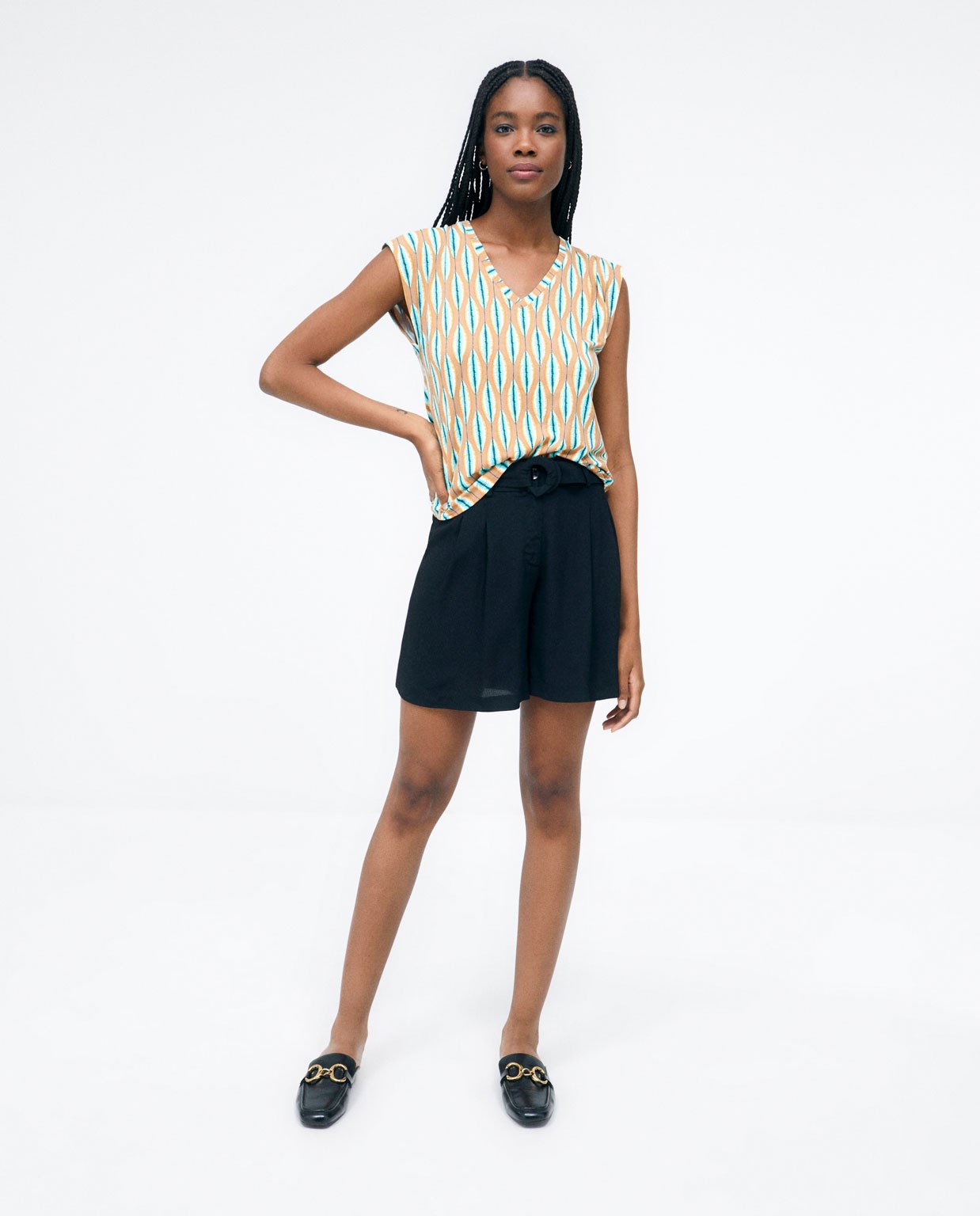 Pleated shorts with belt. Plain e Black