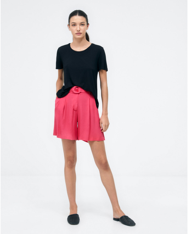 Short plissé avec ceinture. Fushia