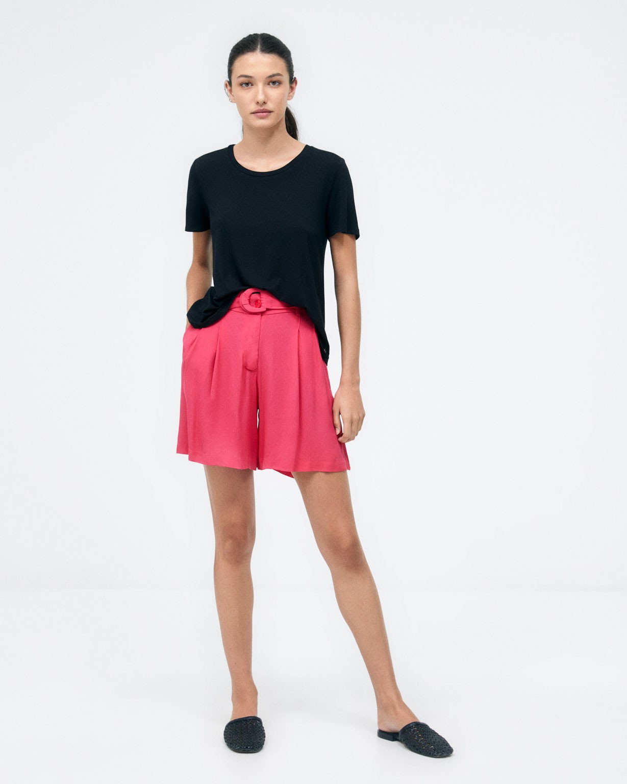 Pantaloncini a pieghe con cintura.  Fucsia