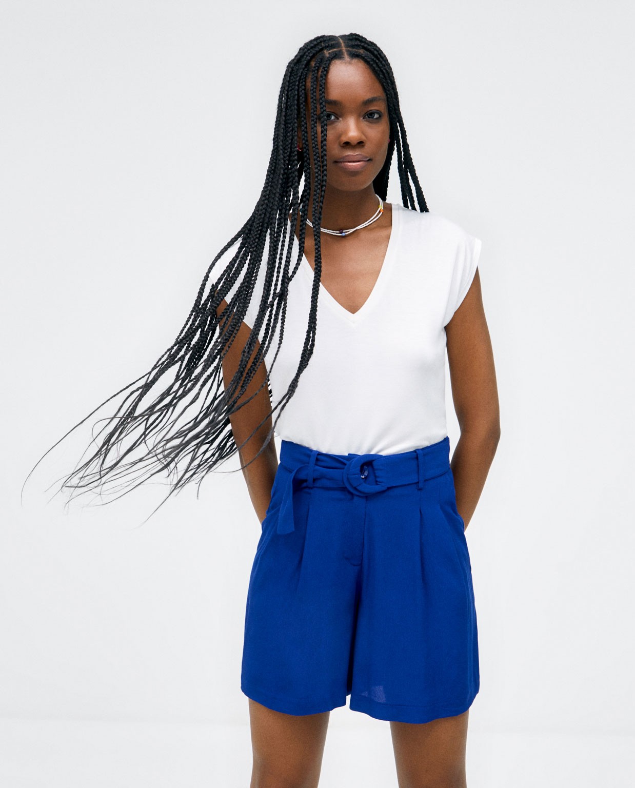 Pantaloncini a pieghe con cintura.  Azzurro