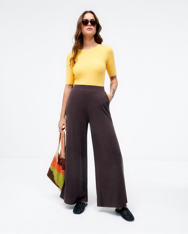 Pantaloni lunghi larghi. Elastico liscio Marrone