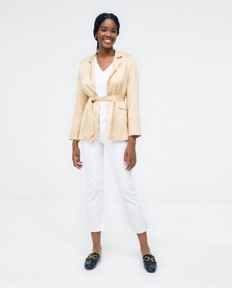Blazer con tasche con patta e cintura. Beige