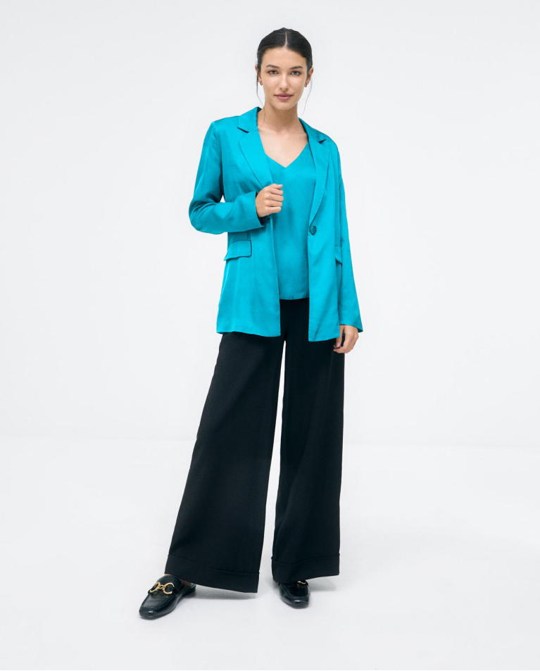 Blazer con tasche con patta e cintura. Turquesa