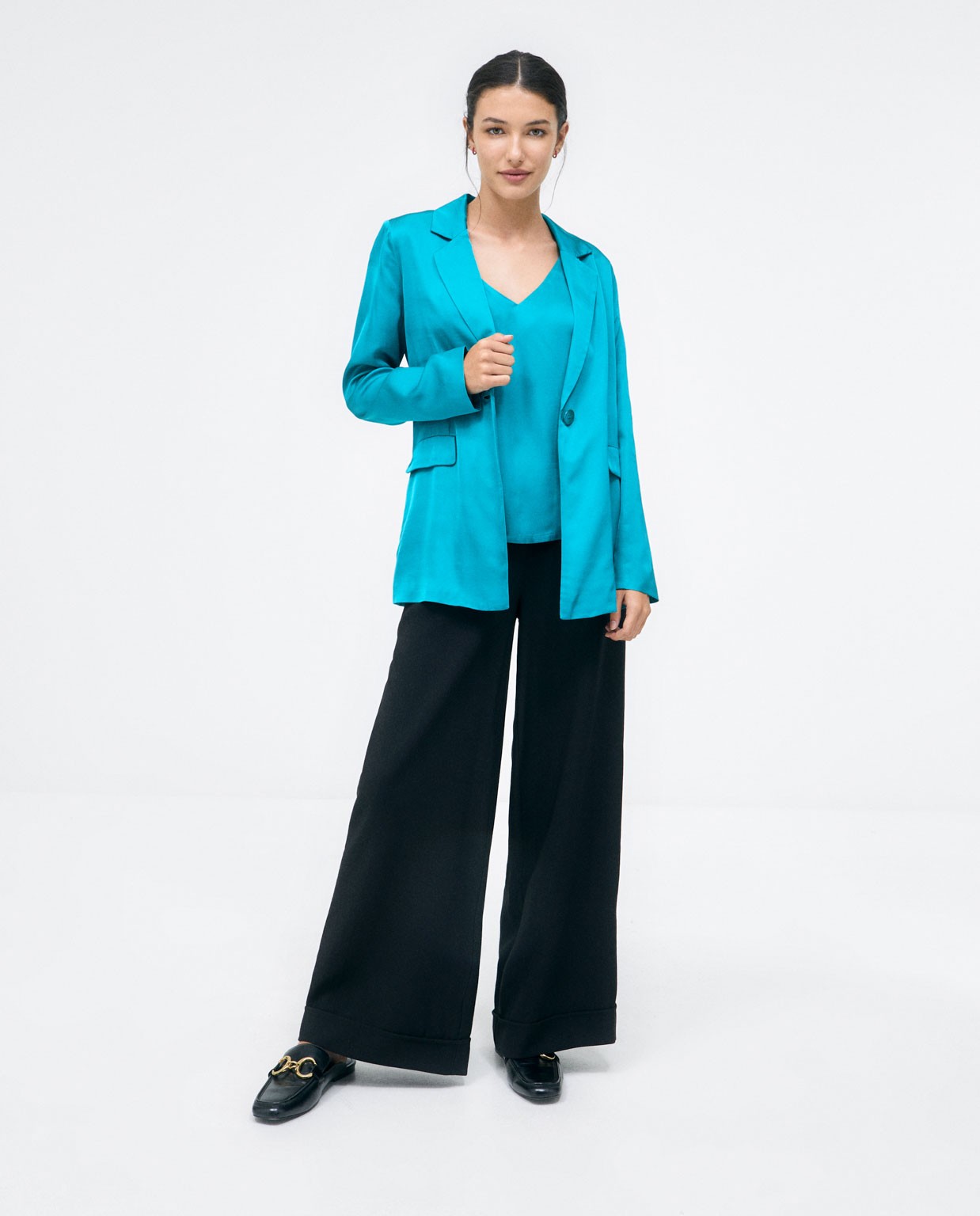 Blazer con tasche con patta e cintura. Turquesa