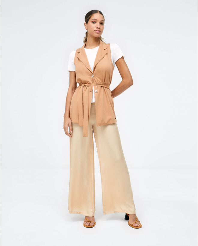 Pantaloni ampi con pinces. Beige