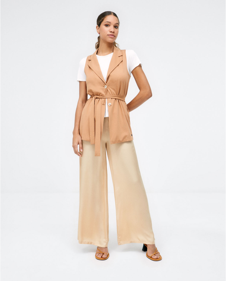 Pantaloni ampi con pinces. Beige
