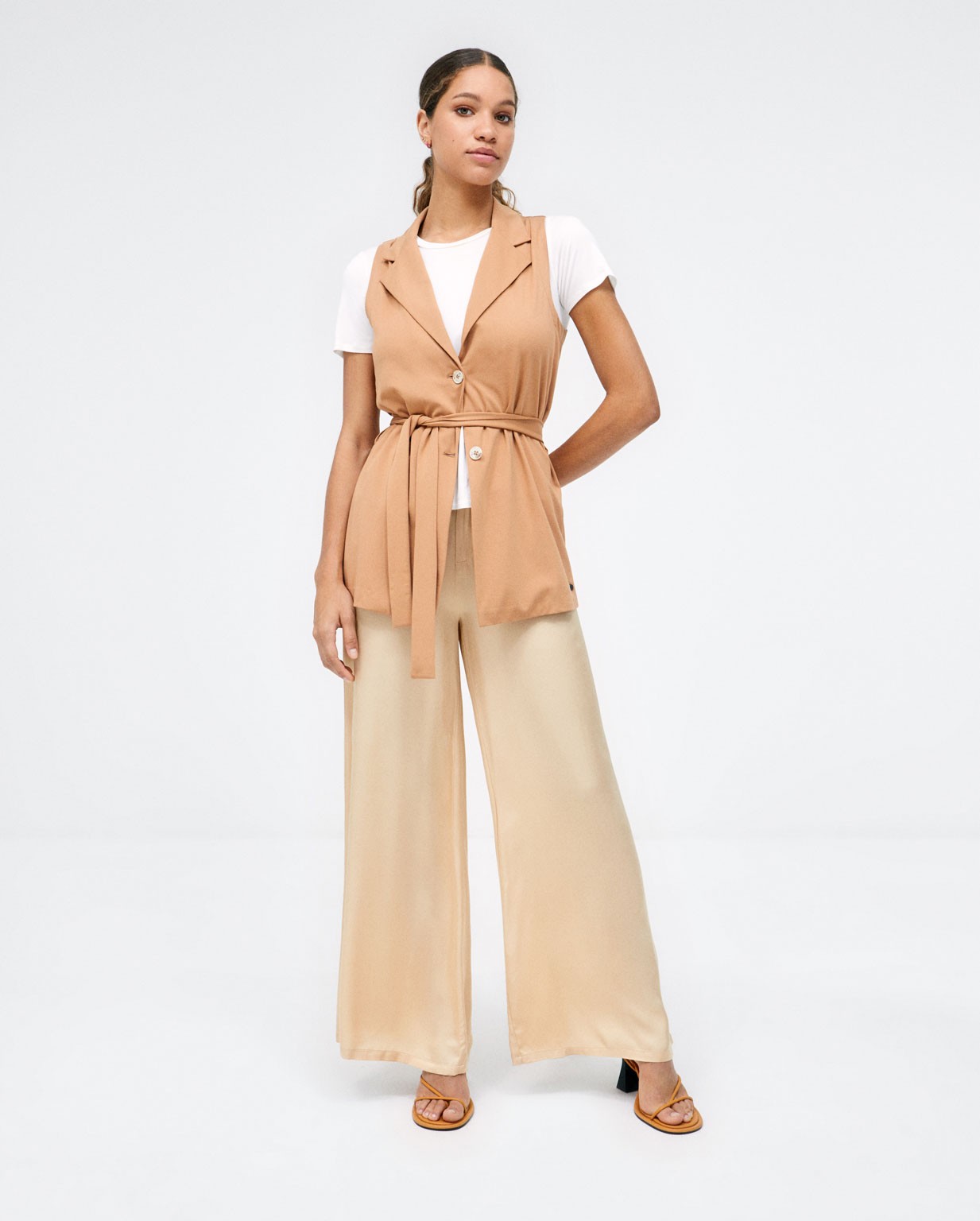 Pantaloni ampi con pinces. Beige