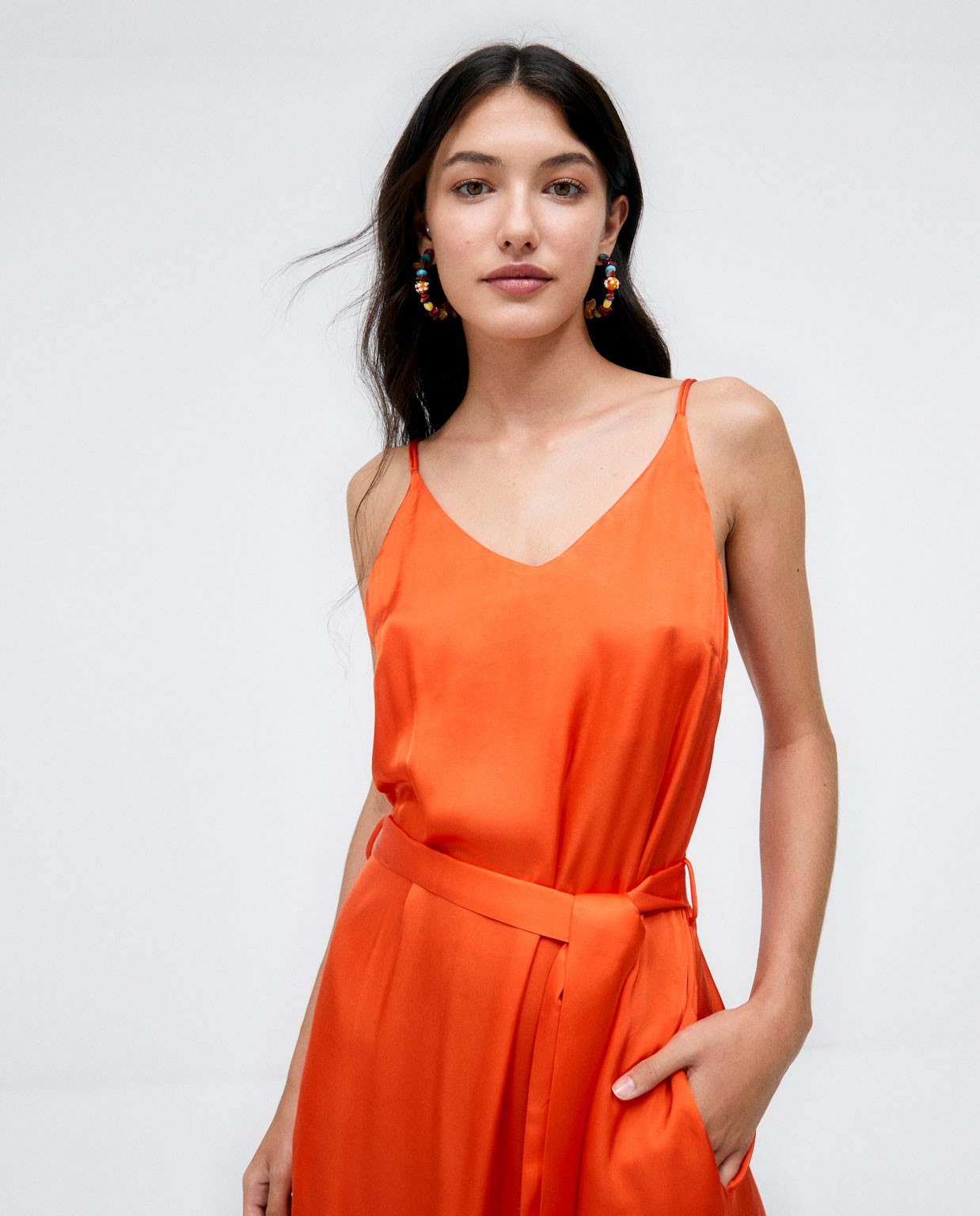 Robe midi avec bretelles et ceinture. Uni Orange