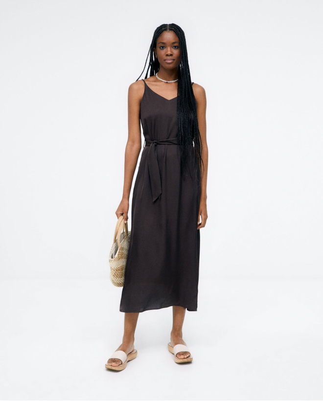 Abito midi con spalline e cintura. Semplice Marrone