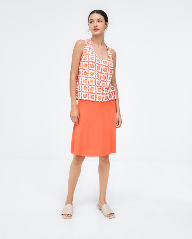 Jupe courte et évasée. Taille élastiquée. douce. Orange