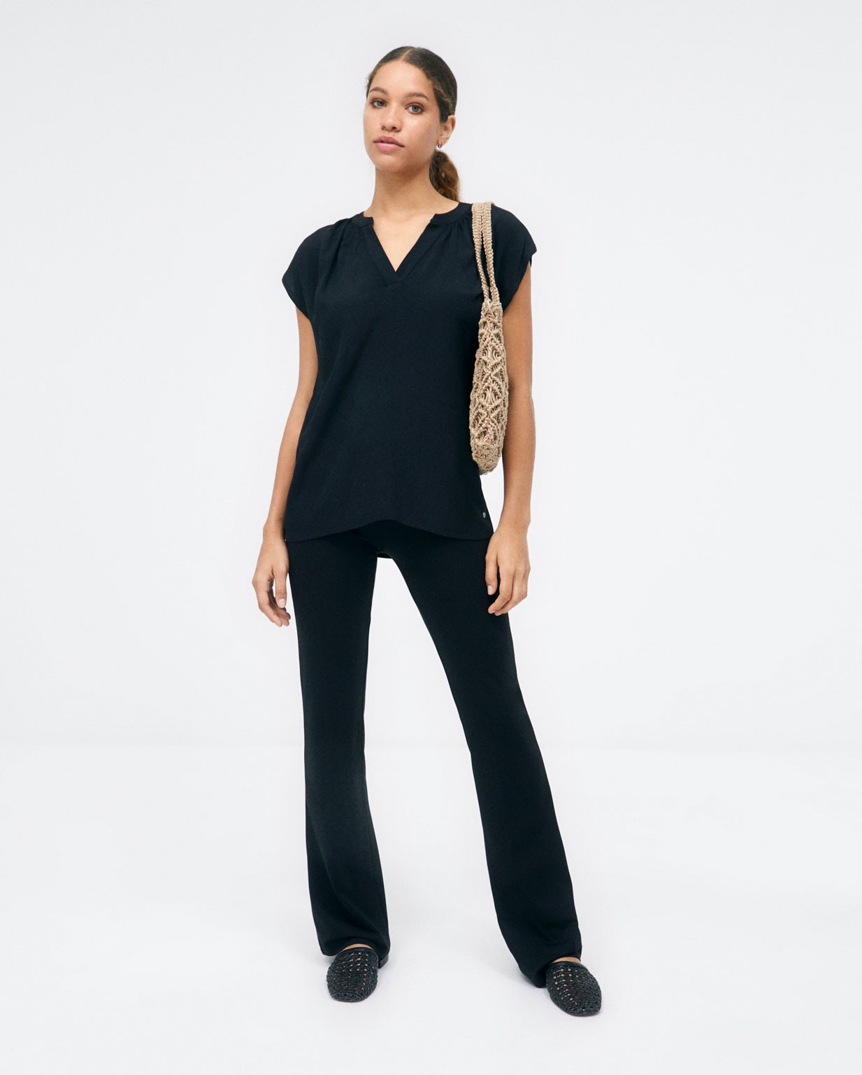 Blouse à manches courtes et col en V.  Noir