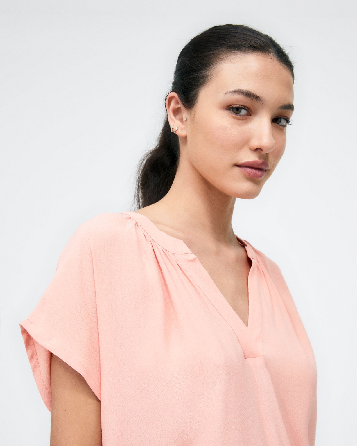 Blouse à manches courtes et col en V.  Corail