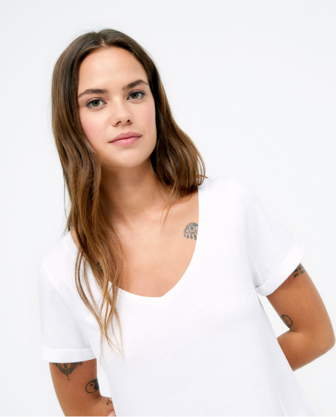 Long dress with ruffle. Short sleeves. Plain White