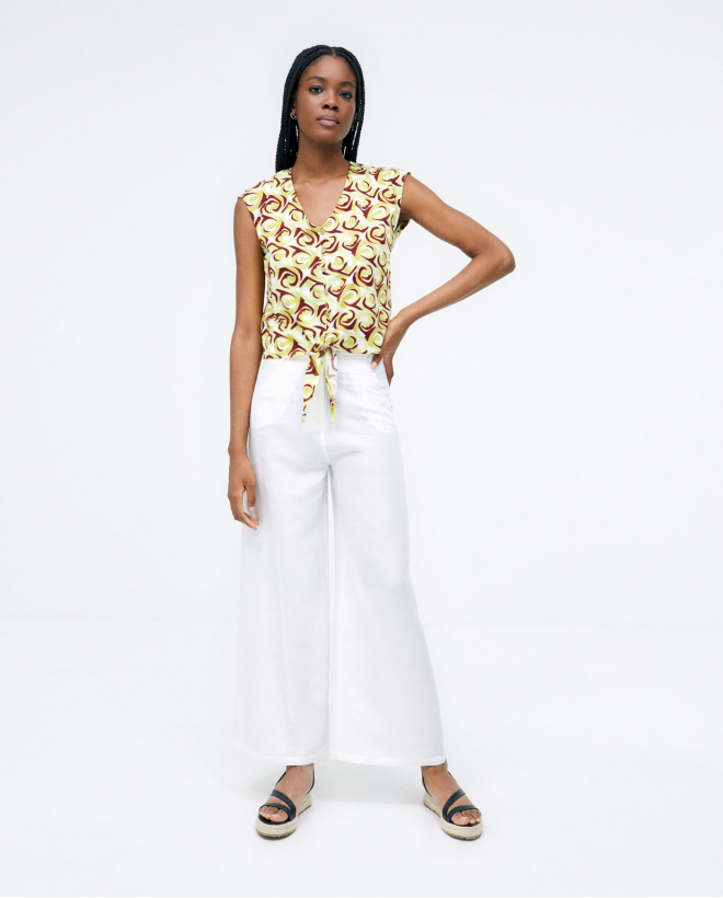 Blusa anudada. Cuello en V. Estampado Verde acido