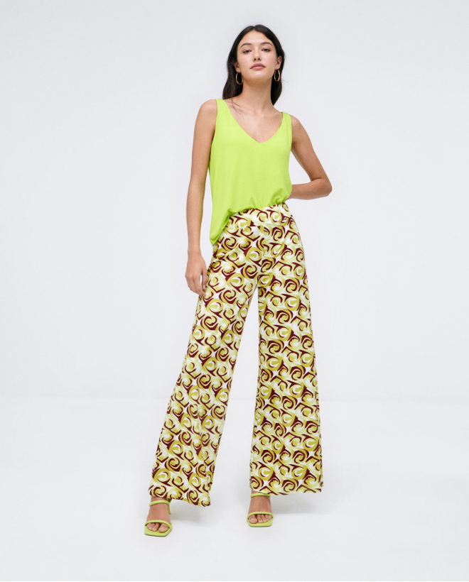 Pantaloni lunghi svasati. Elastico. Stampa Verde acido
