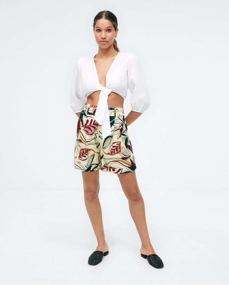 Short plissé. Taille élastique. Imprimé Vert acide