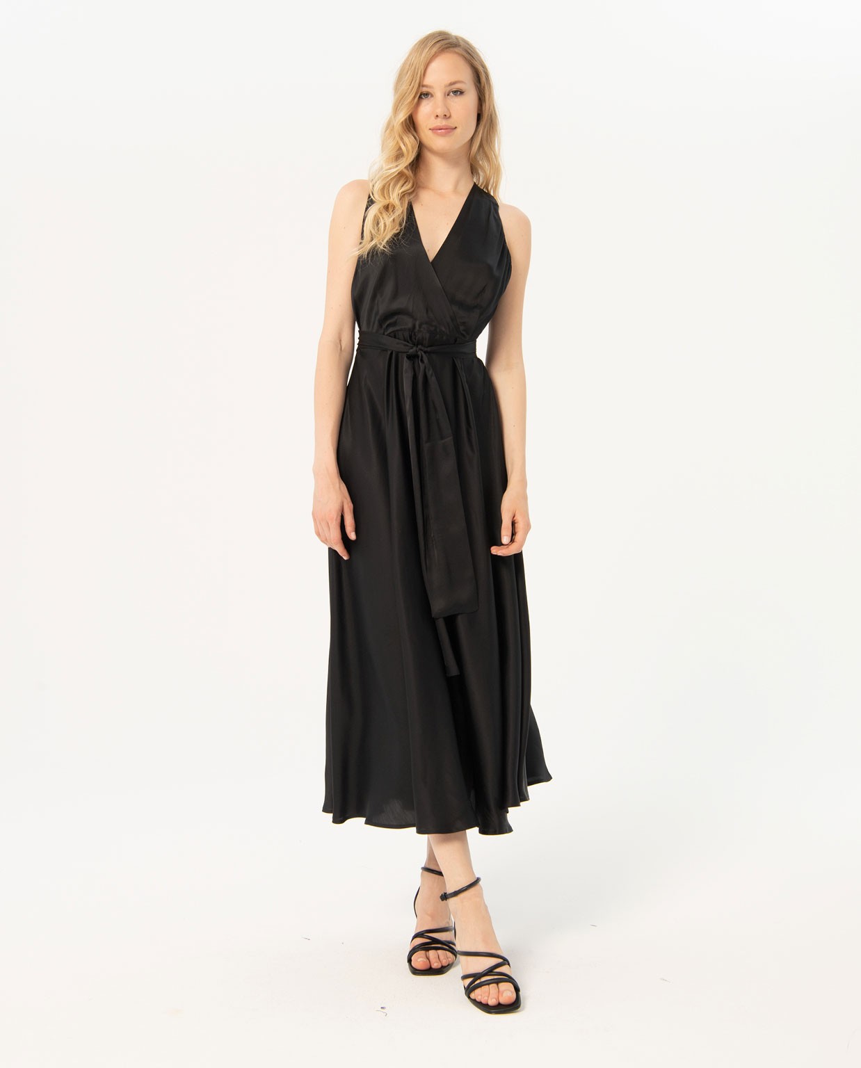 Robe longue et croisée en satin lisse Noir