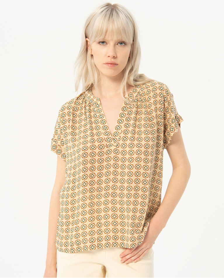 Camicetta stampata con scollo a mao Beige