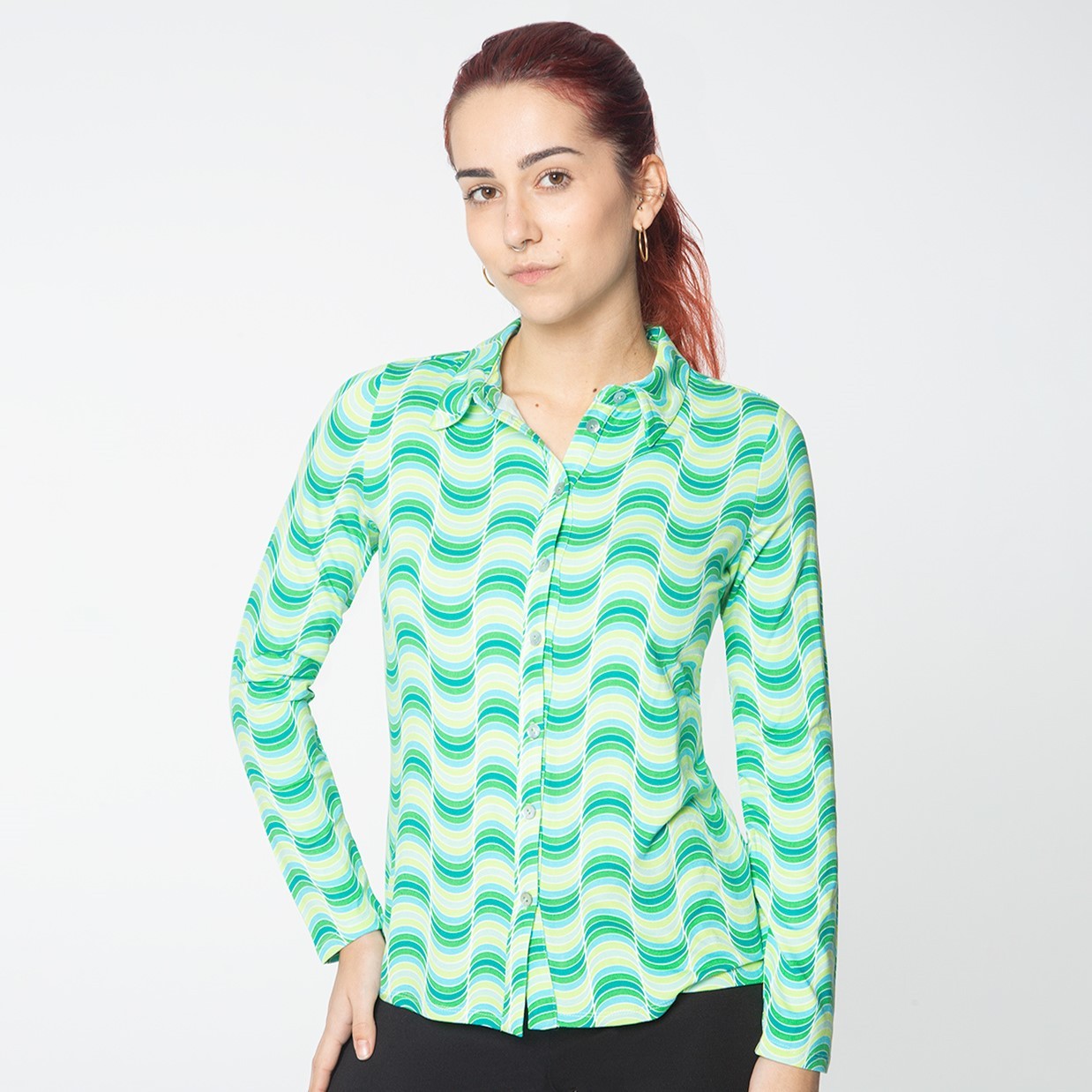 Camicia elastica a maniche lunghe. Stampa di onde Verde