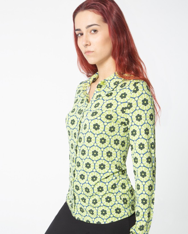 Long sleeve shirt. Elastic. Green