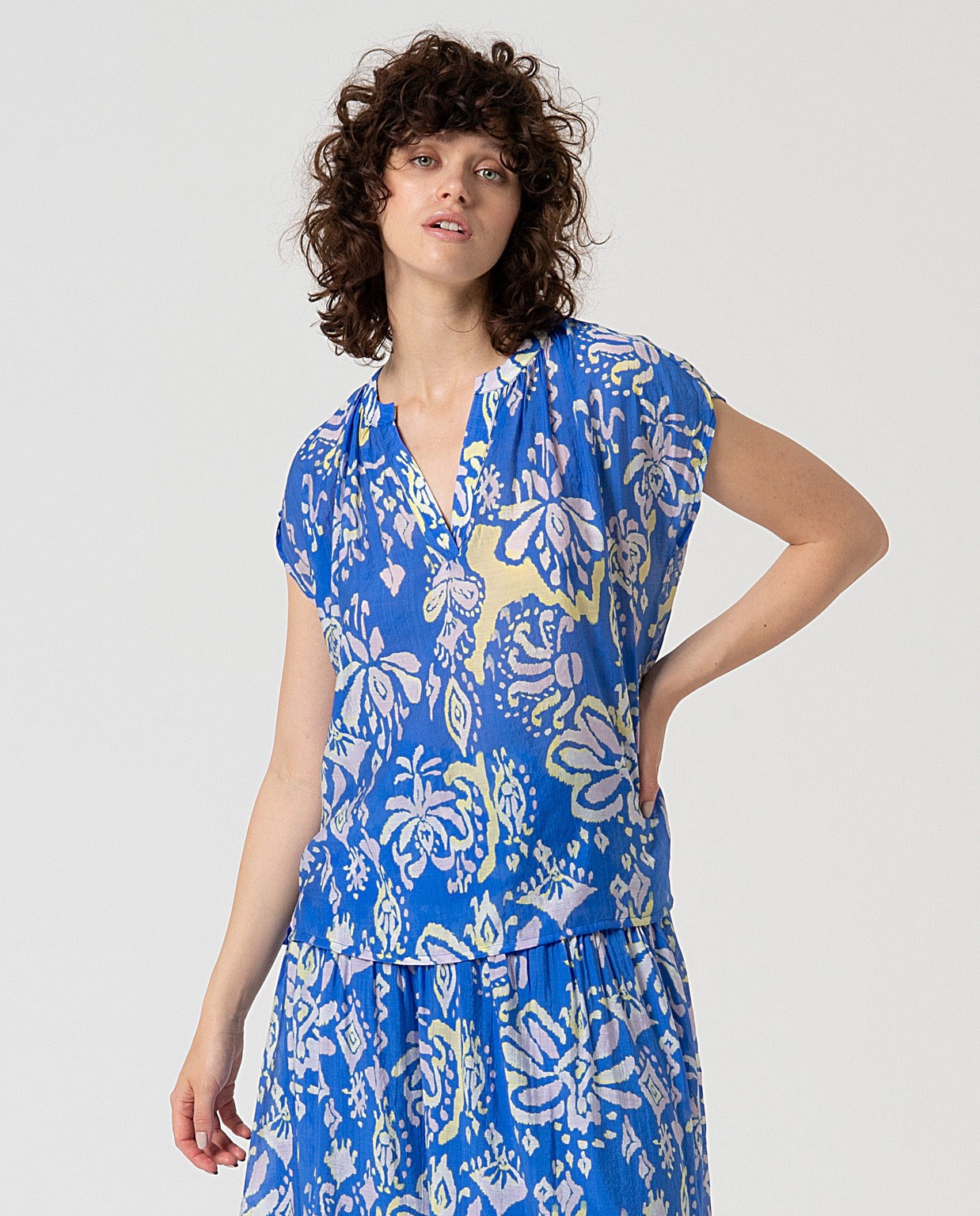 MU:Blouse avec ouverture encolure en V Bleu
