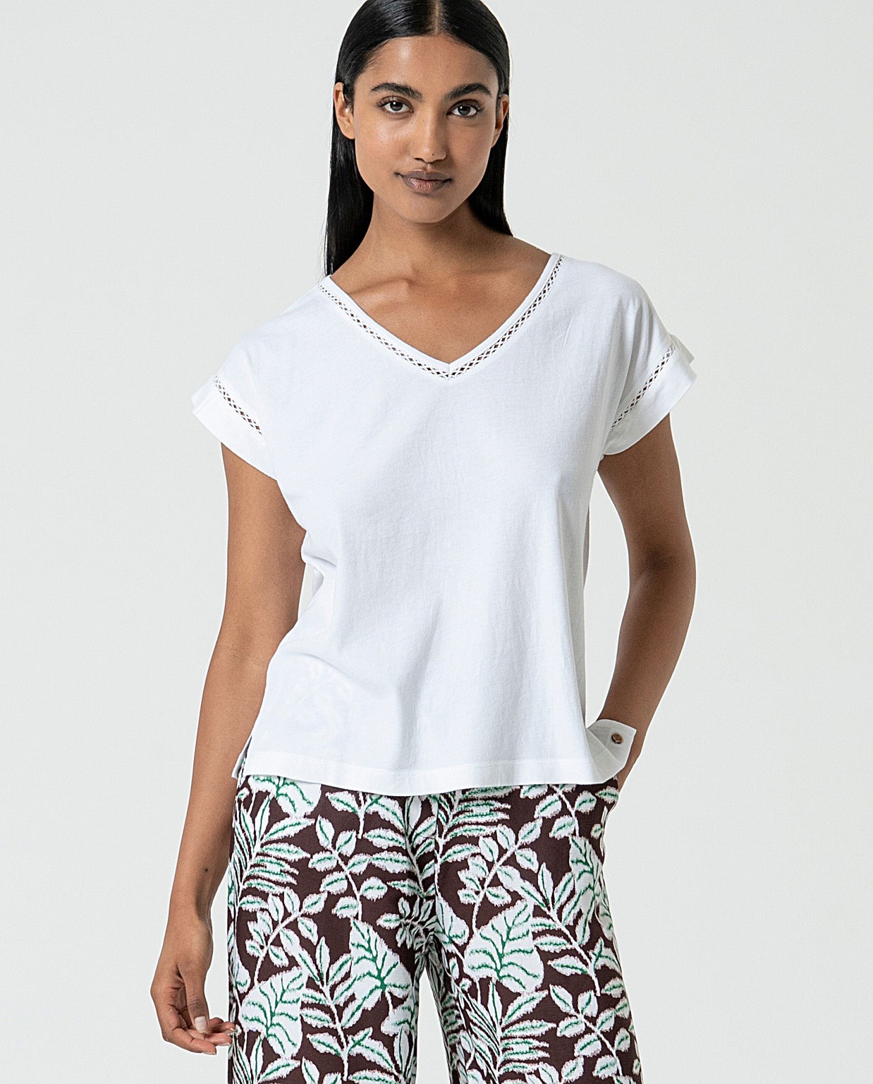 MU:T-shirt with V-neck Off White