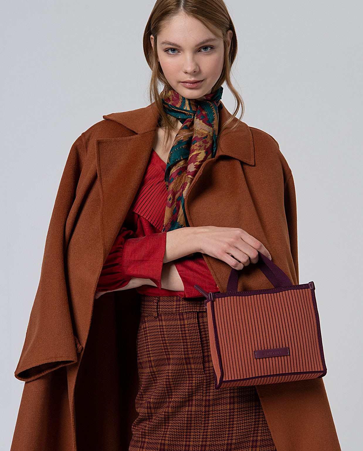 Mini shopper in maglia con doppio manico Marrone