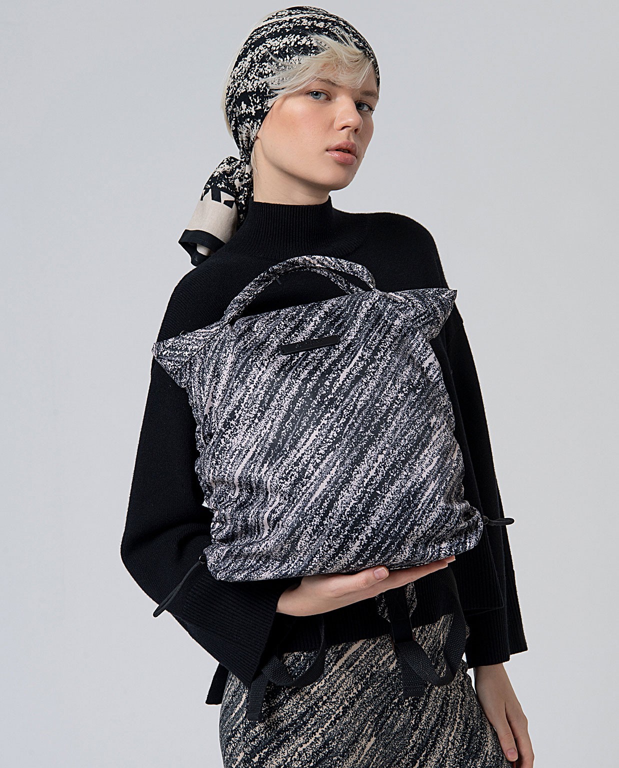 Zaino in nylon arricciato con zip Nero