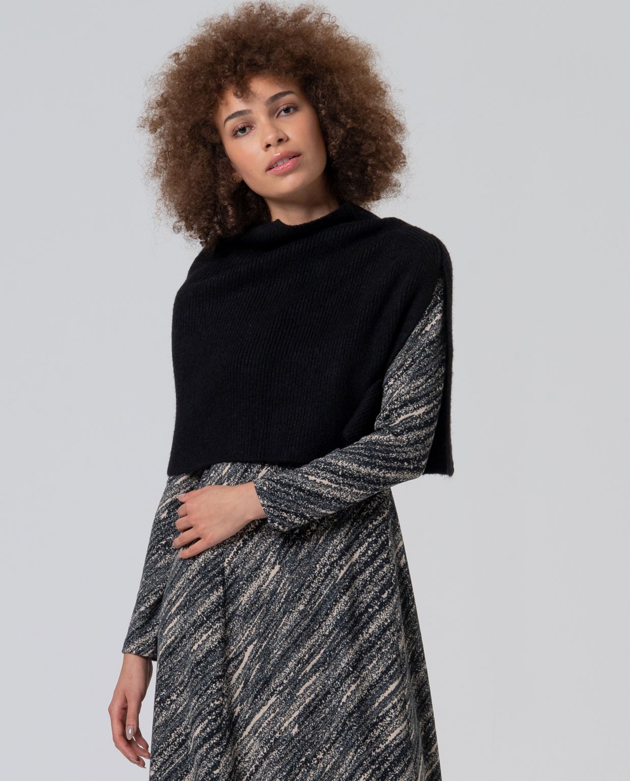 Poncho corto asimmetrico con collo alla perkins Nero