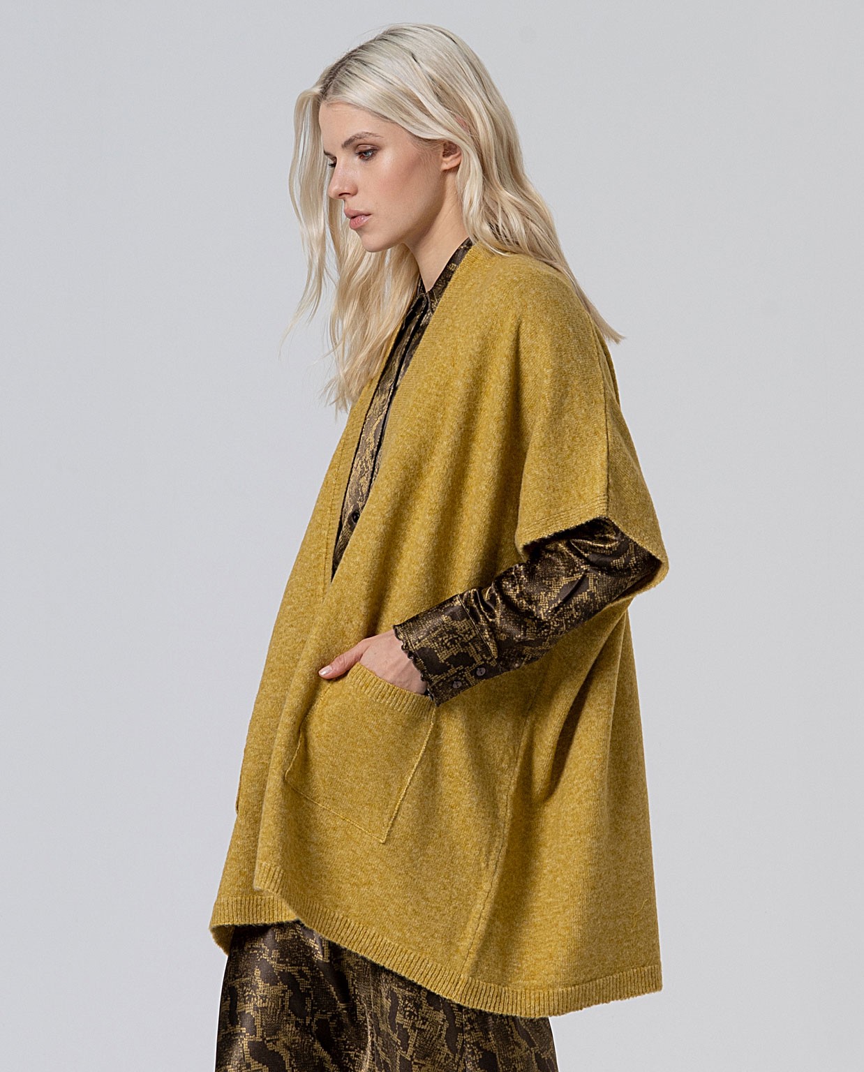 Poncho ouvert en tricot avec poches Moutarde