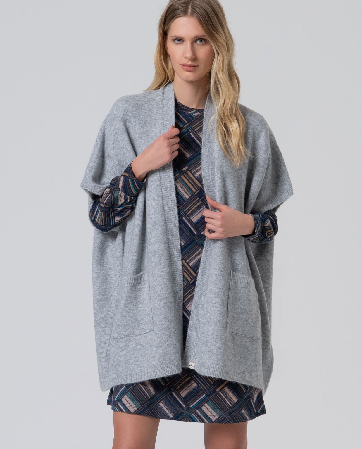 Poncho ouvert en tricot avec poches Gris