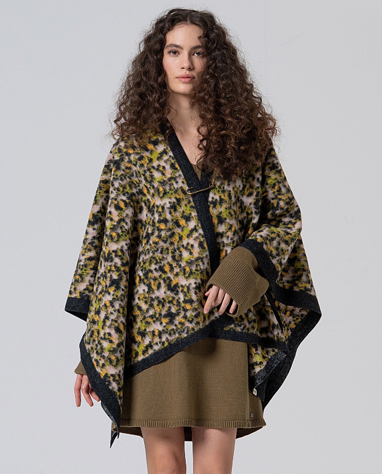 Poncho jacquard con spilla da balia Verde
